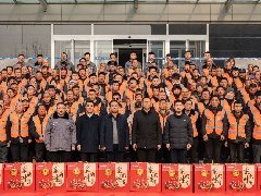 情系農(nóng)民工 蛇年送祝?！A兆控股為優(yōu)秀農(nóng)民工發(fā)放春節(jié)禮品